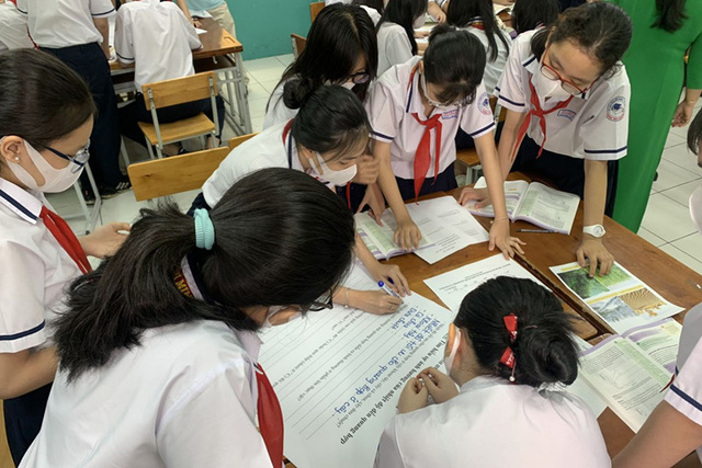 Không chỉ học tập, việc giao tiếp cũng là một thử thách lớn đối với học sinh THCS
