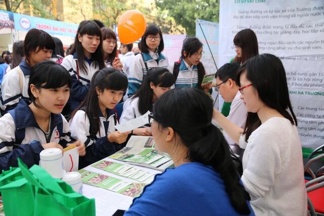 Tổ chức các buổi tọa đàm, hội thảo hướng nghiệp nên được tổ chức thường xuyên.