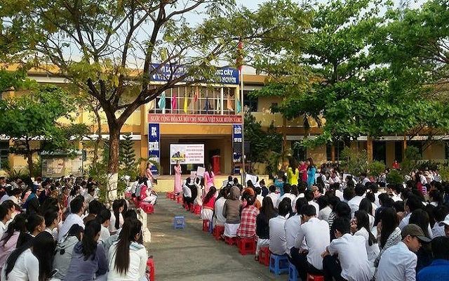 Khuôn viên sân trường rộng, rợp bóng cây xanh Khuôn viên sân trường rộng, rợp bóng cây xanh